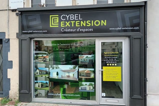 vitrine extérieure de l'agence Cybel Extension à La Rochelle