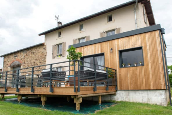 Un agrandissement en bois sur la façade côté jardin.