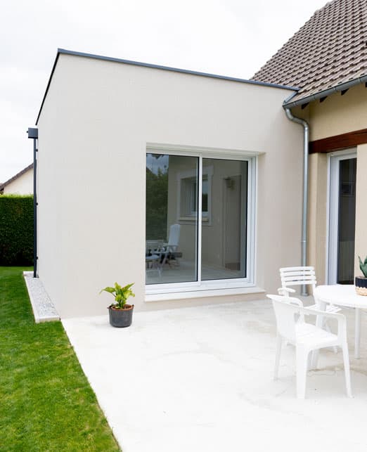 La chambre de 13 m² en accès direct vers la nouvelle terrasse.