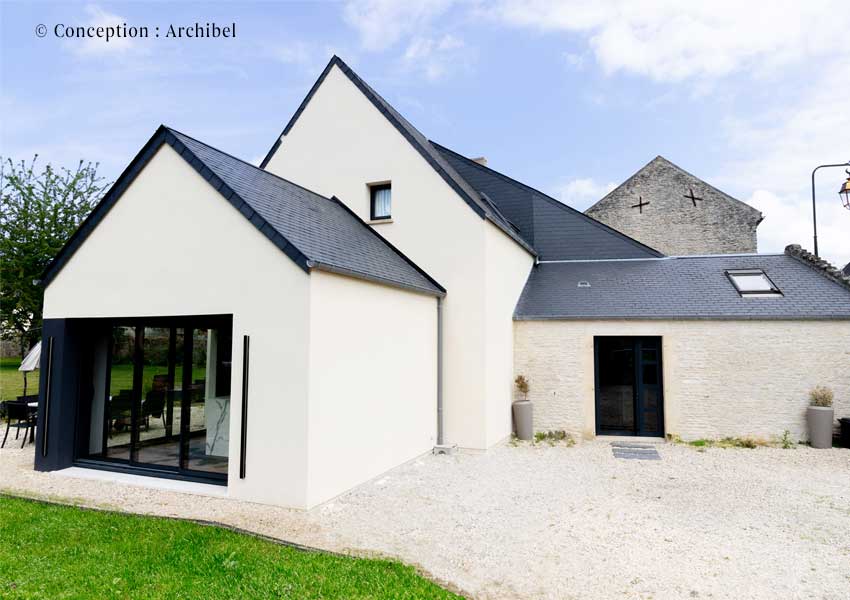 Une extension de maison à deux pentes.