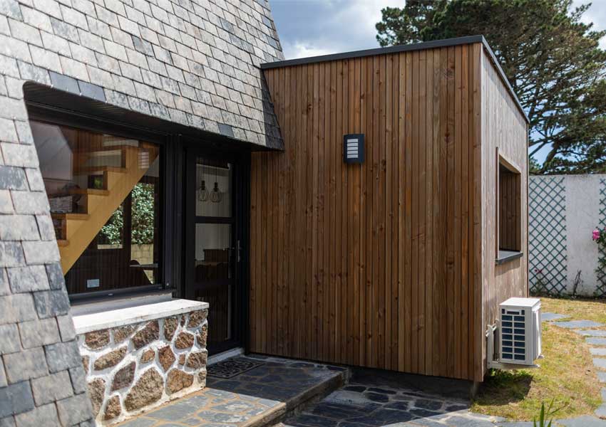 Une extension d'une maison d'architecte à toit plat à Carnac