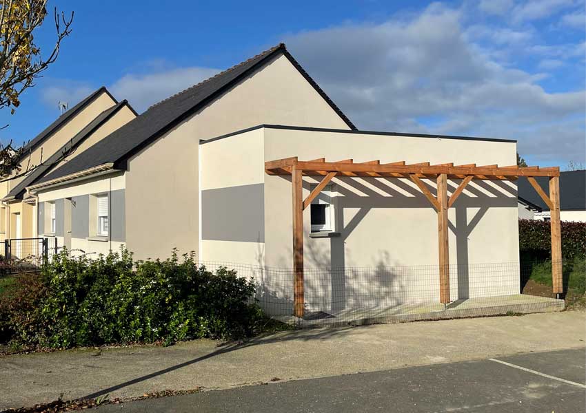 Une extension sur le pignon de la maison à Torcé.